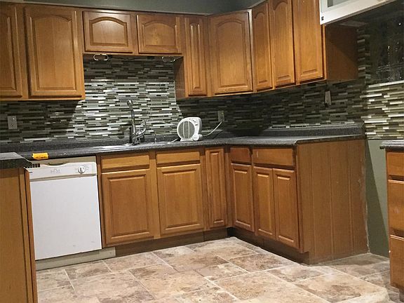 3rd image of 20 Curwood Ct