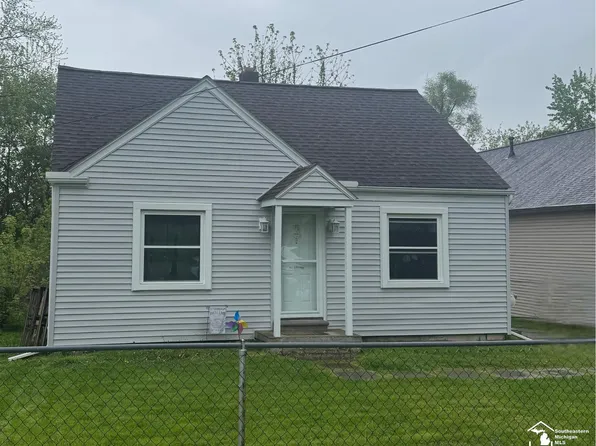 1816 Birchcrest Rd, Waterford, MI 48328
