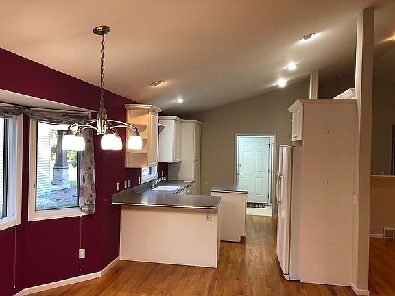 Kitchen with breakfast bar