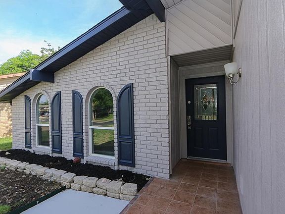 3rd image of 4124 Hawthorn Ln