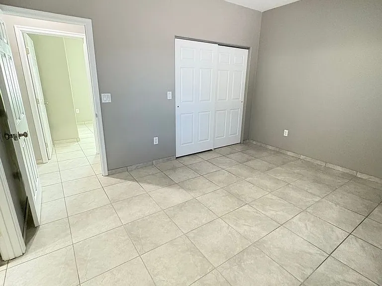 4013 E 22nd St — Photo 33