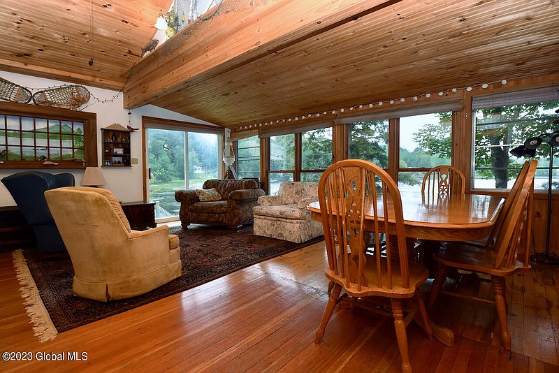 3rd image of 16 Forest Road