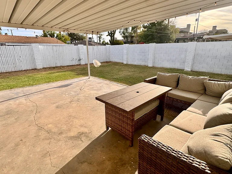 901 E Rose Ln — Photo 24