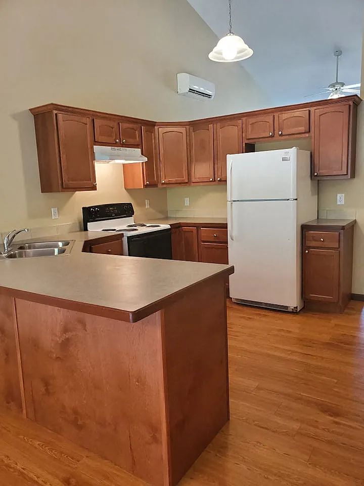 Perry Creek Townhomes - Midland, MI — Photo 1