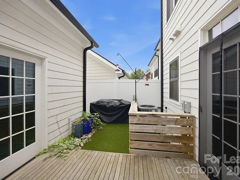 519 Griffith Village Ln — Photo 16