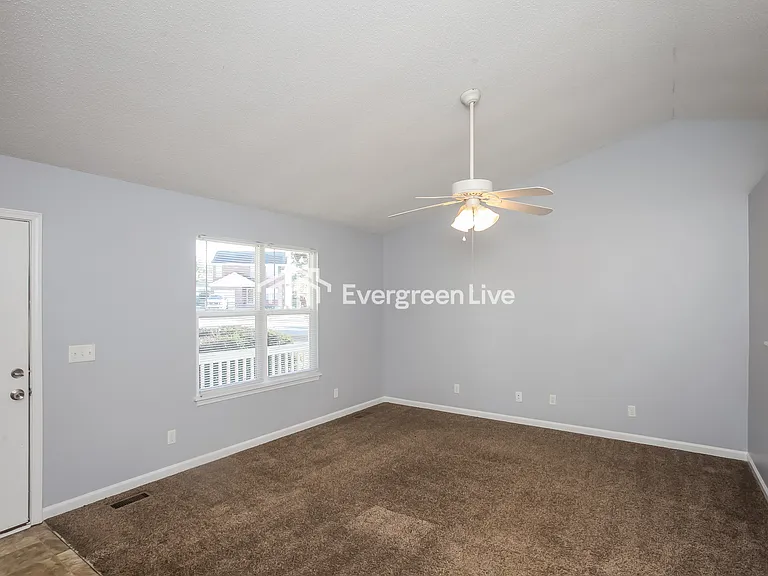 410 Clyde Ct — Photo 2