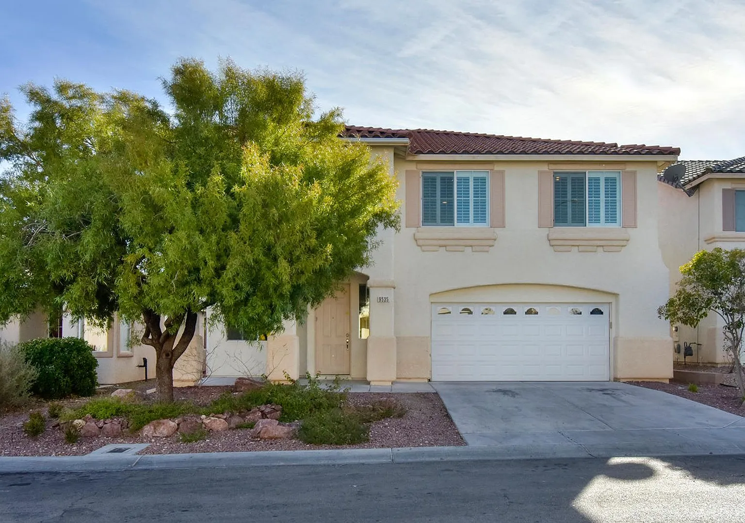 Gorgeous 3-Bedroom Home with A Private Pool. — Photo 1