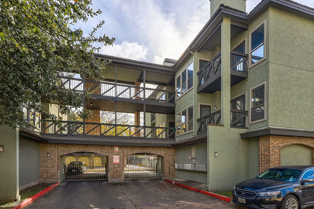 Building Photo - 807 W 25th St #215