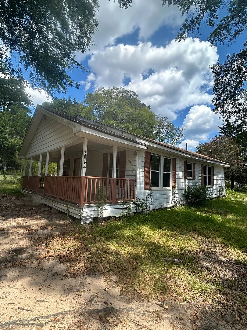 Charming home in the heart of Waskom — Photo 1