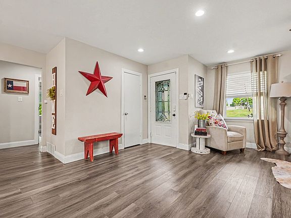 4th image of 9324 Clearwater Dr