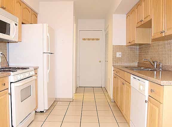 5th image of 885 Wellington Ave #0