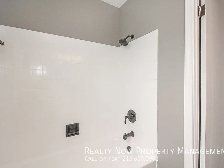 11912 Derby Ave — Photo 14