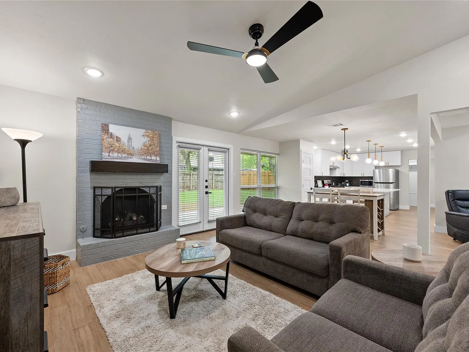 3 bed, 2.0 bath, 1571 sqft, $2,950 — Photo 4