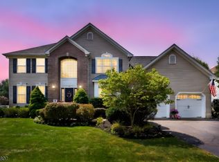 9 Oak Tavern Cir, Branchburg, NJ 08876