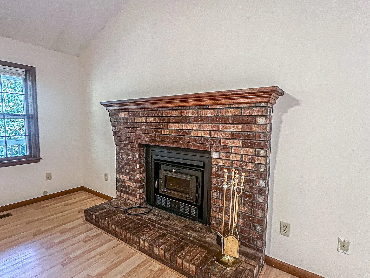 3 bed, 2.0 bath, 1350 sqft, $2,200 — Photo 2