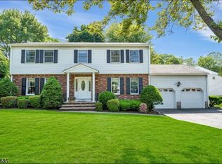142 Emerald Ct, Paramus, NJ 07652