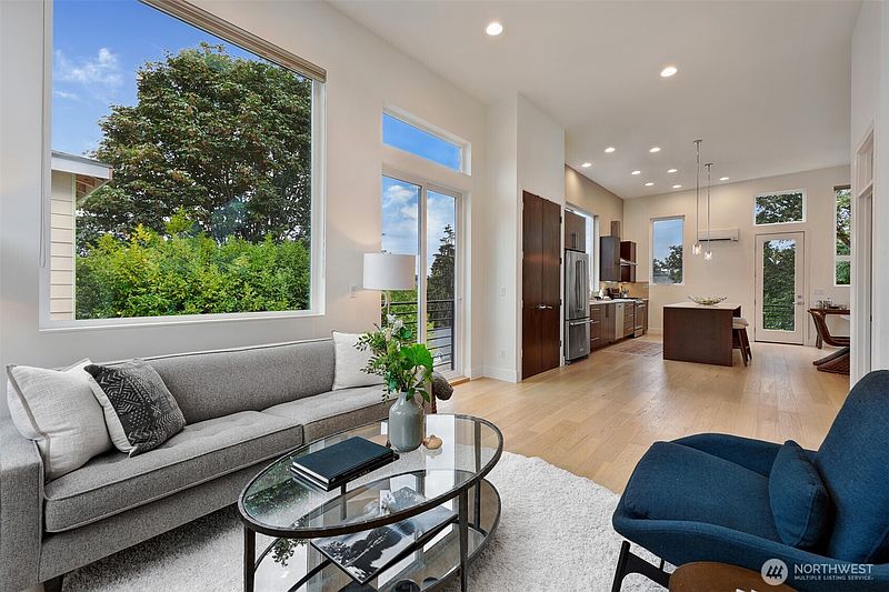 5th image of 3022 4th Avenue W
