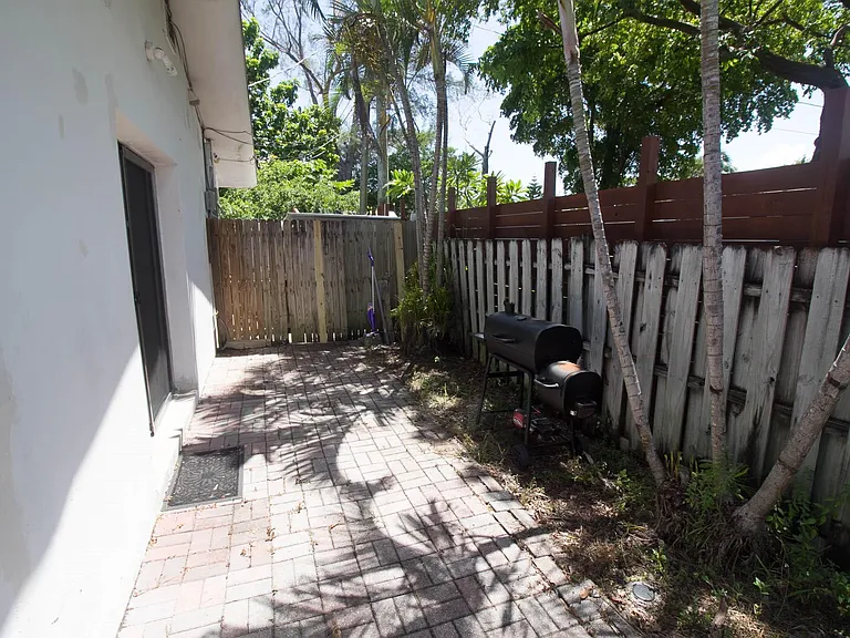 909 NE 12th Ave — Photo 9