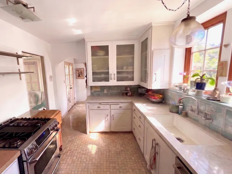 Kitchen with quartz countertops