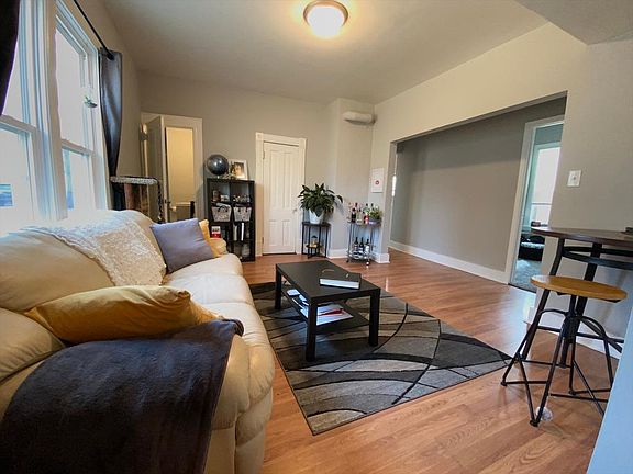 5th image of 954 Lowry Ave NE #1