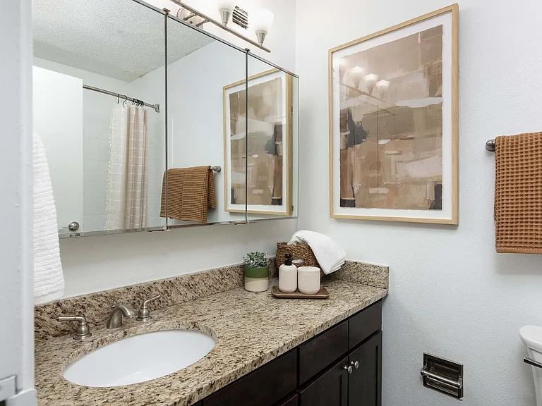 300 East 17th Apartments — Photo 14