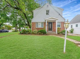 42 Cedar St, Valley Stream, NY 11580