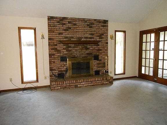 living room w/ fireplace