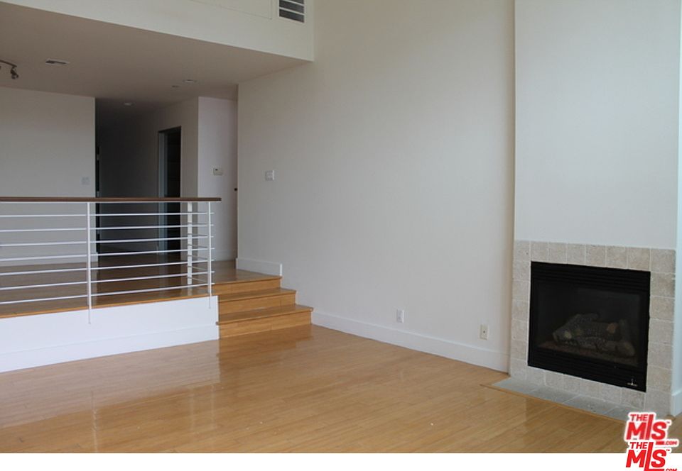 1st image of 922 N West Knoll Dr