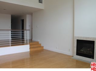 922 N West Knoll Dr, West Hollywood, CA 90069