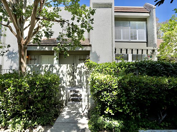 4th image of 11738 Moorpark St APT J