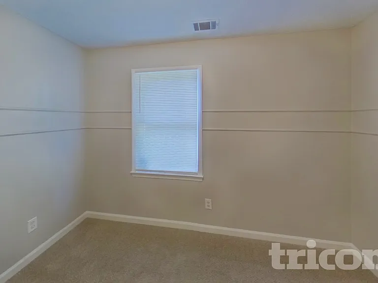 909 Dogwood Ln — Photo 11