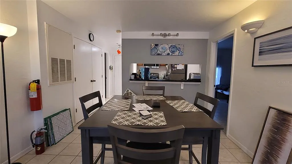 4 bed, 4.0 bath, 1177 sqft, $2,000 — Photo 3