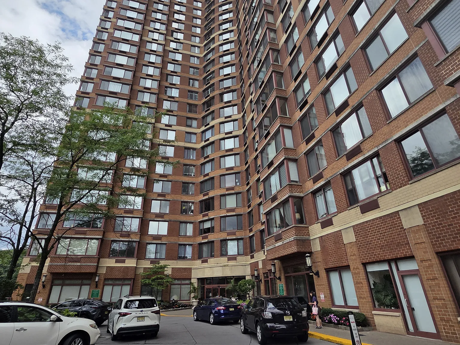 3 bed, 1824 sqft, $5,300 — Photo 2