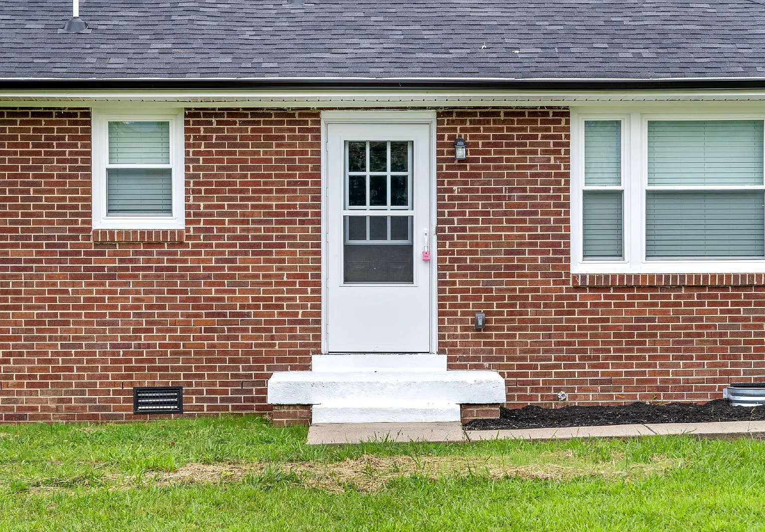 4 bed, 1.5 bath, 1450 sqft, $1,695 — Photo 4