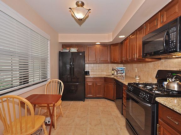 Modern Eat in Kitchen