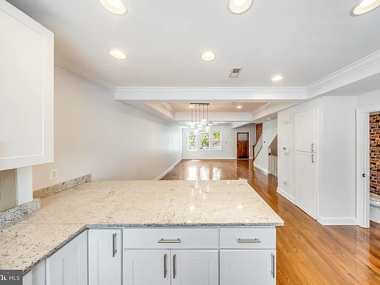 1505 Spring Pl NW — Photo 8