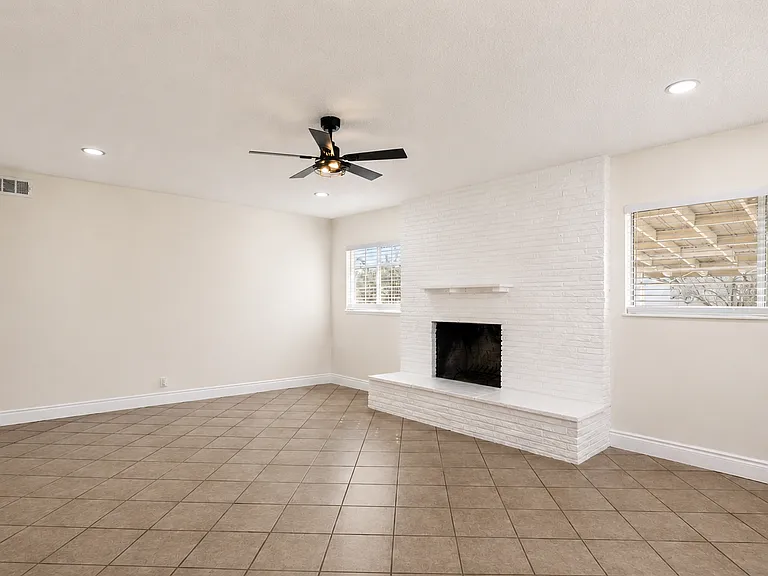 2709 Dore Dr — Photo 2