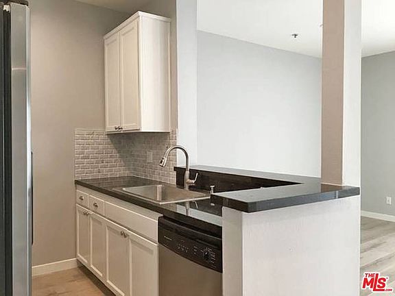 3rd image of 10650 Moorpark St APT 310