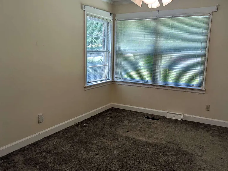 610 W Charlton St — Photo 29