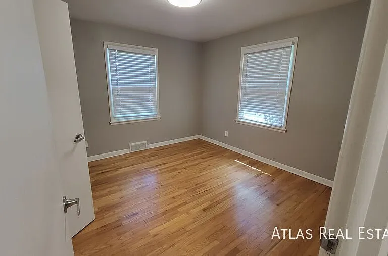 2703 S Hooker St — Photo 9