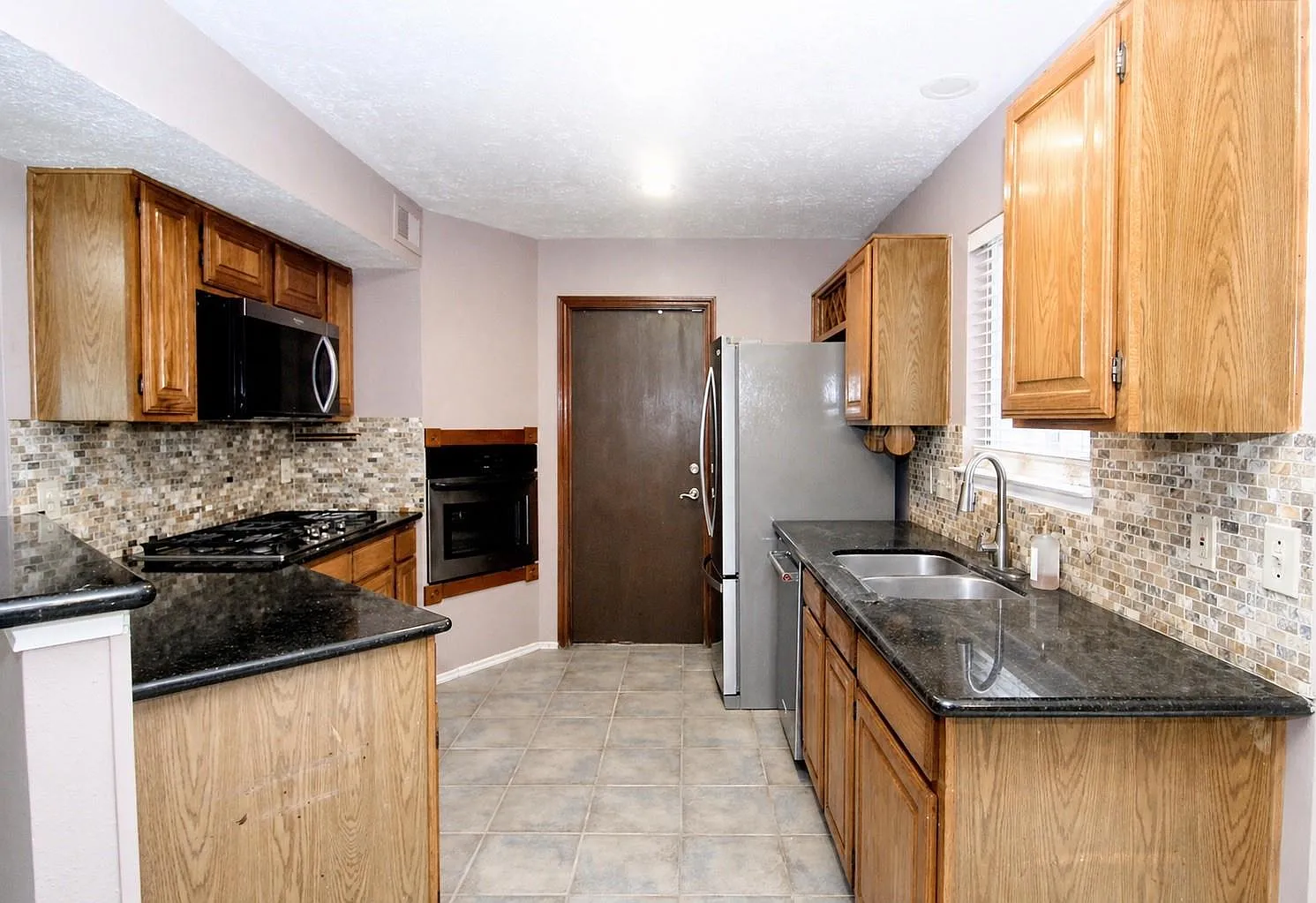 3 bed, 2.5 bath, 1746 sqft, $2,100 — Photo 3