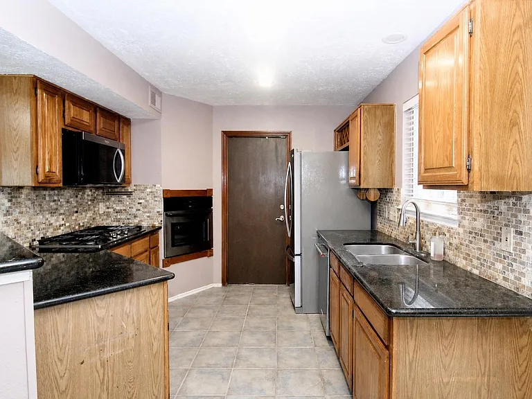 3515 Woodmere Ln — Photo 3