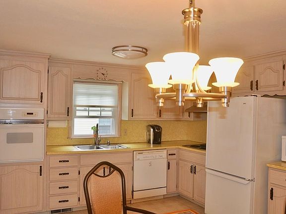 2nd image of 418 Summer St