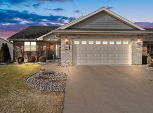 1042-1 Misty Meadow Cir, De Pere, WI 54115