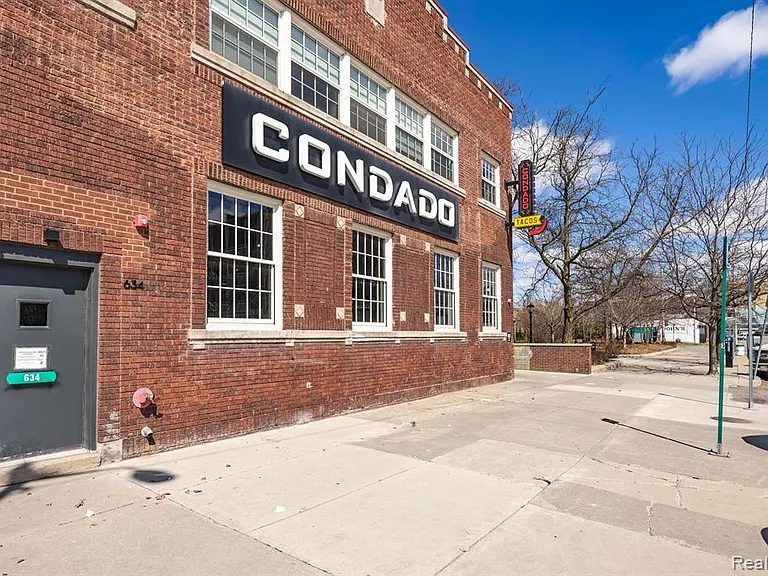 644 Selden St #302 — Photo 26