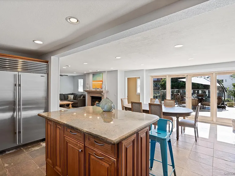 645 Loring St — Photo 4