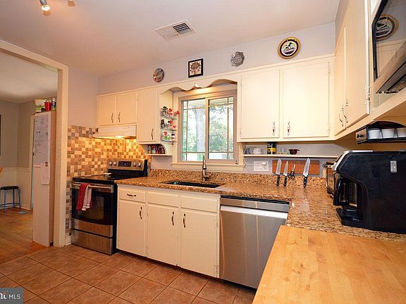 4th image of 305 Ayr St NW
