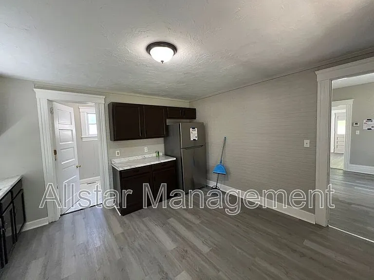 915 East Ave — Photo 13