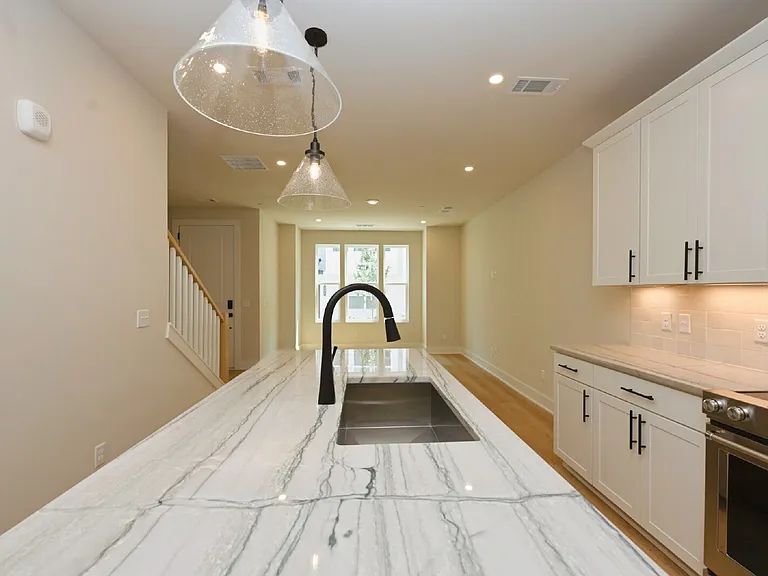 126 Zola Aly — Photo 17