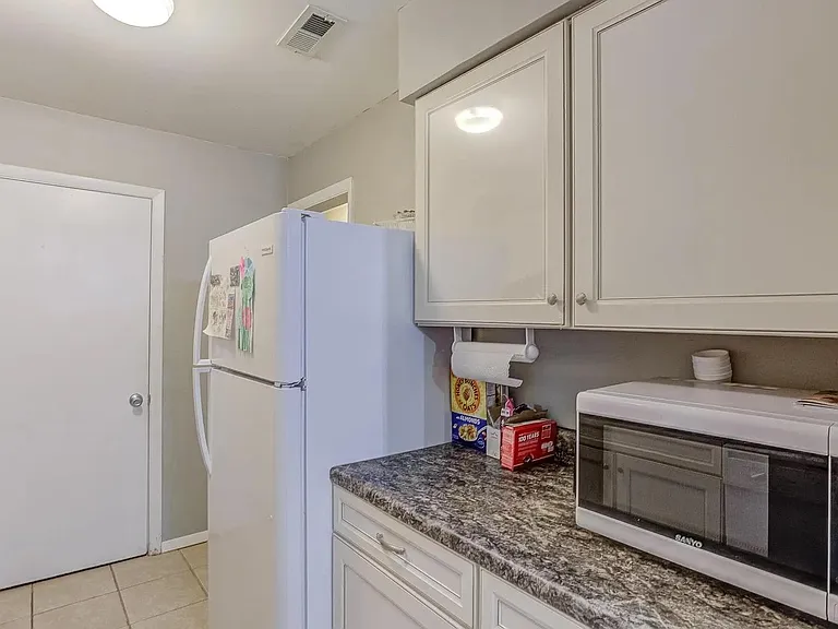 1208 Schaub Dr #C — Photo 7